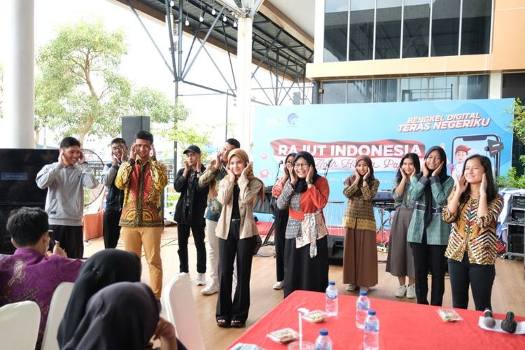 Aida Fitri mengajak para pemuda untuk menirukan koreo Darari Challange saat menjadi narasumber dalam acara Bengkel Digital Teras Negeriku - Workshop Pembuatan Video Tiktok dan IG Reels: Rajut Indonesia dari Aceh hingga Papua di Batam, Kamis (28/7/2022). 