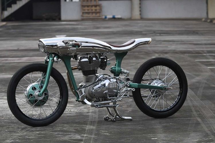 Motor custom Royal Enfield Bullet 500 bergaya board tracker garapan Kromworks