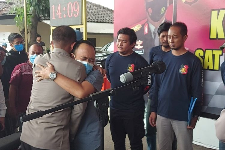 Keluarga korban pembunuhan bocah perempuan di Cimahi memeluk Kapolres Cimahi, AKBP Imron Ermawan. KOMPAS.com/BAGUS PUJI PANUNTUN