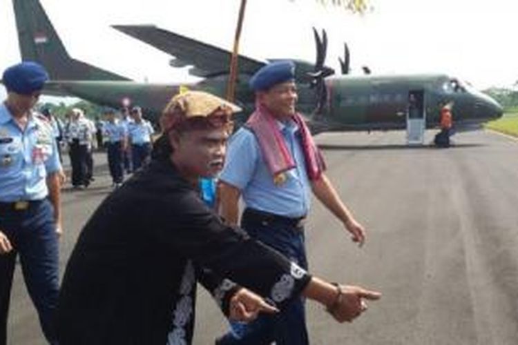 KSAU Marsekal TNI Agus Supriatna, didampingi Danlanud, Letkol Herdy Arif Budianto, disambut Mang Lengser beberapa saat setelah turun dari pesawat CN 295 di Landu Wiriadinata, Kota Tasikmalaya, Jumat (6/3). 