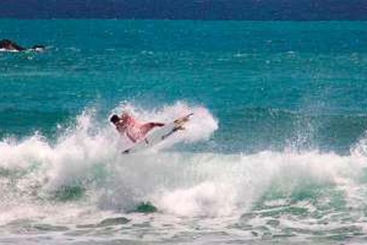 Seorang peselancar tengah beraksi dalam Singhasari International Surfing Exhibition yang berlangsung di Pantai Lenggoksono, Desa Purwodadi, Kecamatan Tirtoyudo, Kabupaten Malang, Jawa Timur, Senin (17/10/2016). Sejak dua tahun lalu, pantai ini mulai dikenal sebagai tempat selancar.