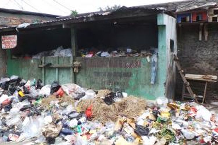 Sampah menumpuk di Lokasi Pembuangan Sampah Sementara di pemukiman warga RT 12 RW 03 Kramatjati, Jakarta Timur. Senin (4/11/2013).