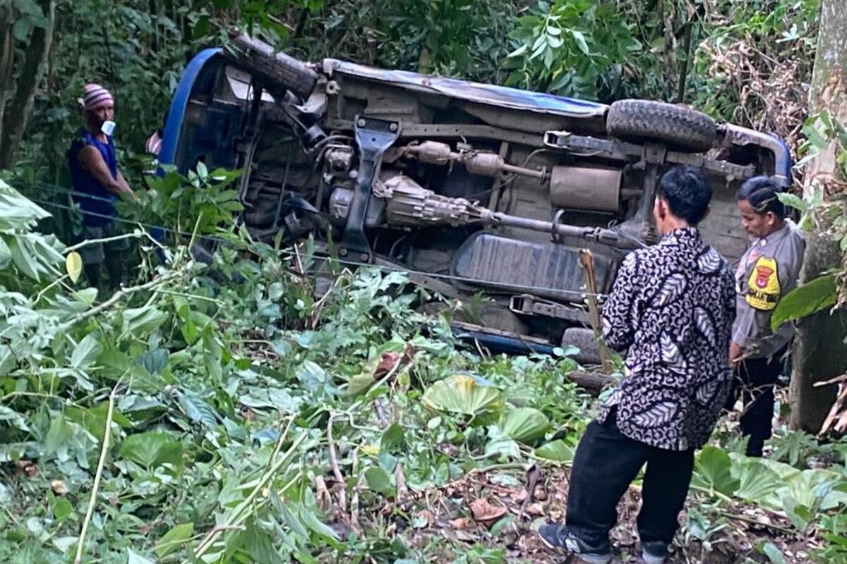Mobil ambulans desa terjun ke jurang di Mancak, Kabupaten Serang, Banten karena tak kuat menanjak. Kami (8/6/2023)