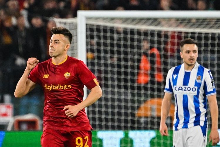 Stephan El Shaarawy melakukan selebrasi usai mencetak gol dalam laga leg pertama 16 besar Liga Europa 2022-2023 antara Roma vs Real Sociedad di Stadion Olimpico, 9 Maret 2023. (Photo by Alberto PIZZOLI / AFP)