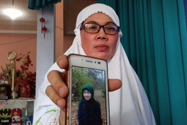 Umi Salamah saat menunjukkan foto anaknya, Shinta Putri Dina Pertiwi yang tewas tenggelam di Jerman, Selasa (14/8/2018).