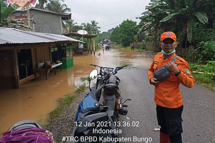 Banjir di Desa Jelmu, Kecamatan Jujuhan, Kabupaten Bungo, Provinsi Jambi, pada Selasa (12/1/2021).