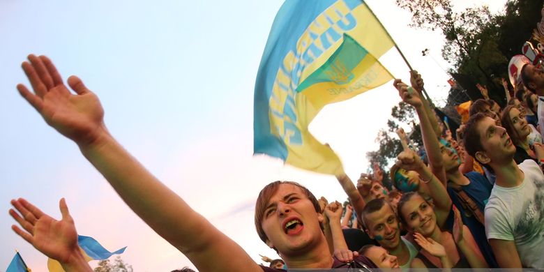 Para pendukung timnas Ukraina yang hadir di fanzone di Donetsk menjelang laga penyisihan Grup D Euro 2012 yang mempertemukan timnas Ukraina vs Inggris di Stadion Donbass Arena, Donetsk, 15 Juni 2012.