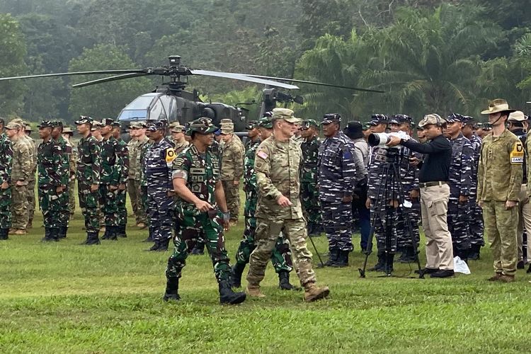 Panglima TNI Jenderal Andika Perkasa dan Komandan United States Army Pacific Jenderal Charles Flynn mengecek kesiapan prajurit dalam upacara pembukaan latihan bersama Super Garuda Shield 2022 di Pusat Latihan Tempur (Puslatpur) TNI Angkatan Darat di Baturaja, Kabupaten OKU, Sumatera Selatan, Rabu (3/8/2022).