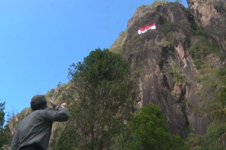 Pelaksanaan upacara bendera merah putih yang dikibarkan di tebing Sepikul kecamatan Watulimo kabupaten Trenggalek Jawa Timur tahun lalu.