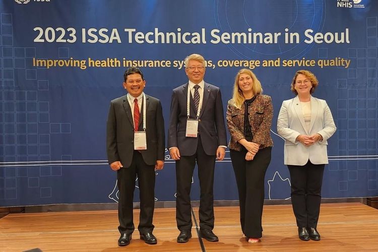 Direktur Utama BPJS Kesehatan Ghufron Mukti bersama anggota ISSA dalam acara 2023 ISSA Technical Seminar di Seoul, Korea Selatan, Selasa (10/10/2023). 