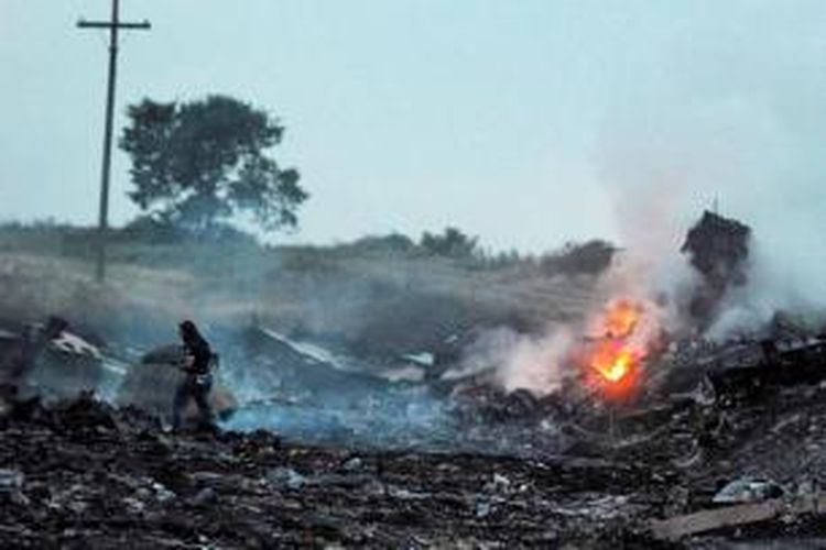 Puing pesawat Malaysia Airlines yang membawa 295 orang penumpang dari Amsterdam ke Kuala Lumpur yang jatuh di Kota Shaktarsk, timur Ukraina, Kamis (17/8/2014).