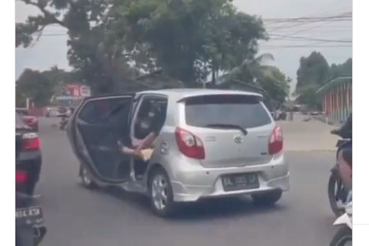 Video viral perempuan berteriak minta tolong dari dalam mobil.