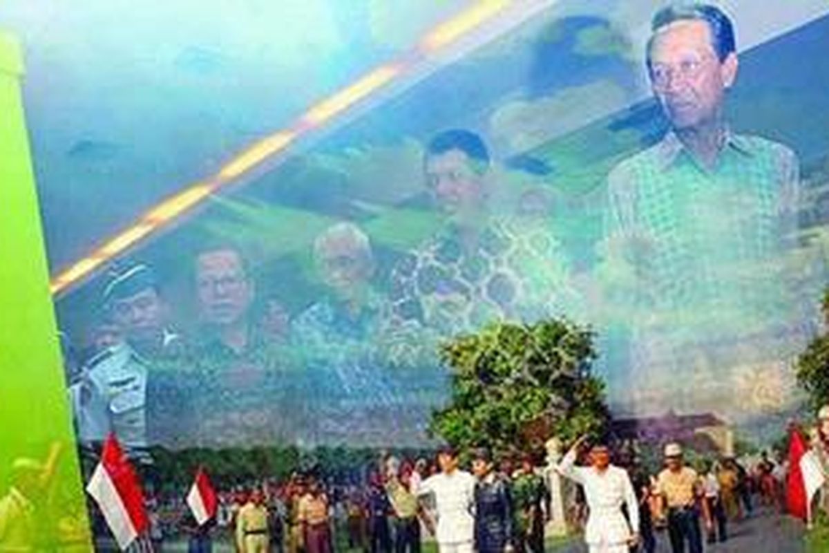 Gubernur DI Yogyakarta, Sultan Hamengku Buwono X (terlihat melalui pantulan kaca, kanan) mengamati diorama kedatangan Presiden RI Soekarno dan Wakil Presiden Mohammad Hatta di Yogyakarta pada ruang Diorama II Museum Benteng Vredeburg, Yogyakarta. Sultan meresmikan revitalisasi museum tersebut, Rabu (4/4/2012). 