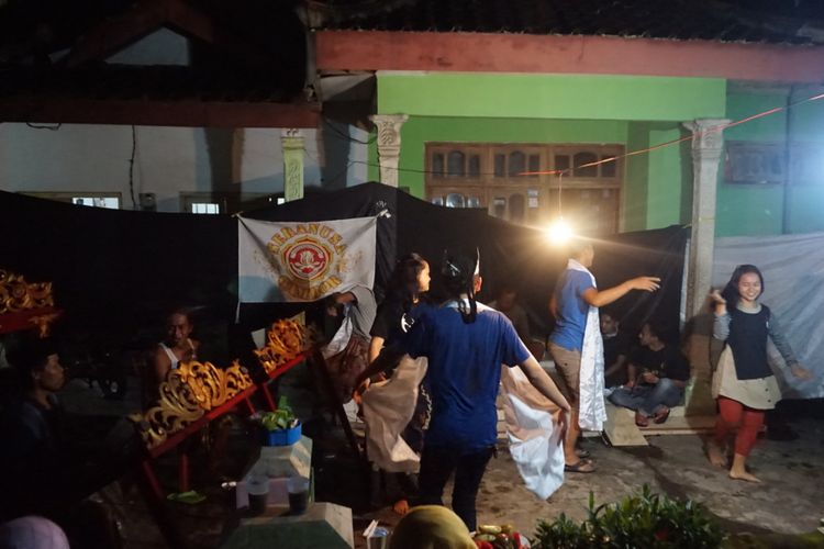 Sejumlah warga di Desa Gambor menampilkan tari Padang Ulan pada malam bulan purnama yang berbarengan dengan fenomena langka 150 tahun sekali, yaitu supermoon, super blue blood moon, dan gerhana bulan, Rabu (31/1/2018).