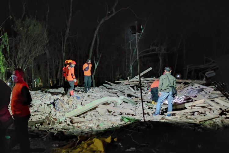 Tim  BPBD Kabupaten Blitar mengevakuasi korban dari rumah yang hancur akibat ledakan di Dusun Sadeng, Desa Karangbendo, Kecamatan Ponggok, Kabupaten Blitar pada Minggu (19/2/2023) malam