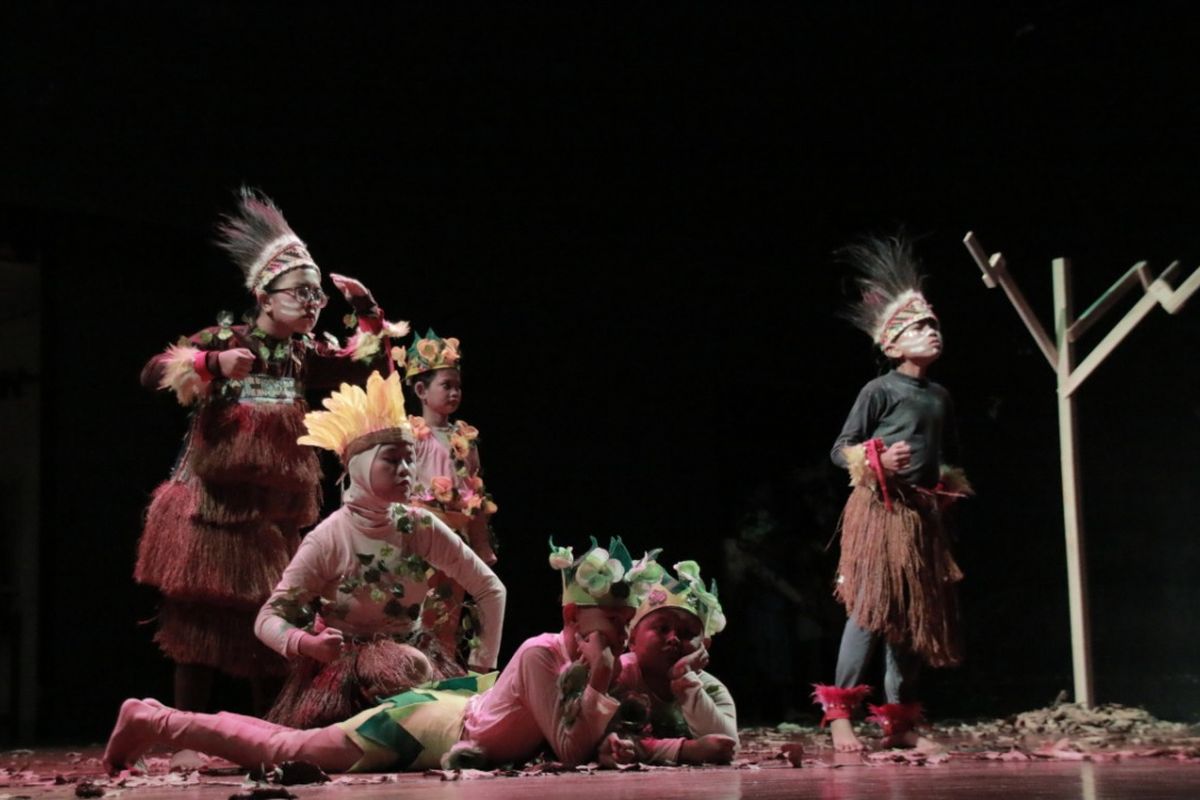 Tanpa ucap, hanya gerak tubuh, anak-anak tuli memulai aksinya dalam kreasi pertunjukkan teatrikal dari Teater 7 bertajuk ?Papua Kakakku? (14/9/2019) Teater Kecil Taman Ismail Marzuki, Cikini, Menteng, Jakarta.
