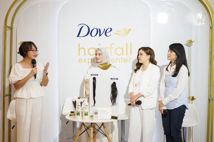 (ki-ka) Christina Yusuf - Hair Care Senior R&D Manager Dove Indonesia; dr. Kamilah Jaidi, Dipl. AAAM, MARS - Hair and Skin Expert; Gabriella Dhea Hartanto - Brand Manager Dove Indonesia; Dian Sastrowardoyo - Actress & Brand Ambassador Dove Indonesia.