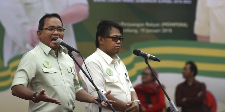 Pasangan bakal calon Gubernur dan Wakil Gubernur Sumsel Dodi Reza Alex Noerdin (kir)-Giri Ramandha Kiemas (kanan) berpidato di hadapan para pendukungnya saat deklarasi di Monumen Perjuangan Rakyat (Monpera) Palembang, Sumatera Selatan, Rabu (10/1). Dodi Reza Alex Noerdin-Giri Ramandha Kiemas yang diusung Partai Golkar, PDI Perjuangan dan PKB akan maju sebagai pasangan bakal calon Gubernur dan Wakil Gubernur  Provinsi Sumsel pada Pilkada Sumsel 2018. ANTARA FOTO/Nova Wahyudi/foc/18.