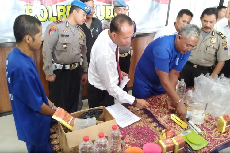 Satreskrim Polres Kudus, Jawa Tengah menggelar jumpa pers terkait penggerebekan dua lokasi pabrik arak Kudus di wilayah hukumnya, Senin (3/12/2018).