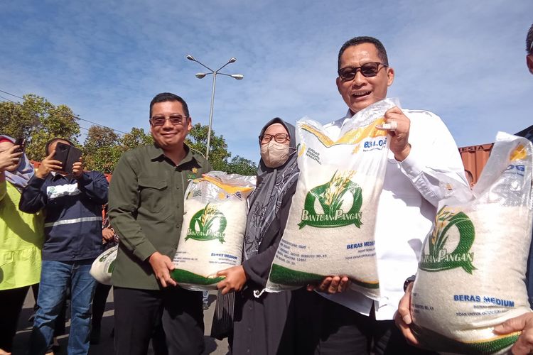 Perum Bulog dan Bapanas memberikan bansos beras ke masyarakat di Jakarta, Kamis (6/4/2023).