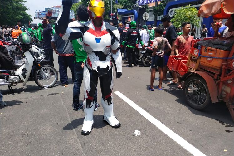 Iron-Man Prasteyo saat ikut aksi ojol menolak tarif biaya ongkosan, Kamis (24/3/2022).