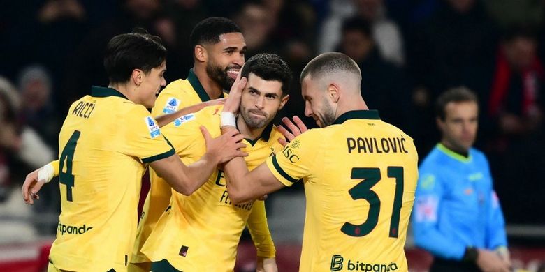 Christian Pulisic (tengah) merayakan gol dengan rekan satu timnya yakni Samuele Ricci dan bek Serbia Strahinja Pavlovic dalam pertandingan sepak bola Serie A Liga Italia antara Torino vs AC Milan di stadion Allianz di Turin, pada 8 Desember 2025. (Foto oleh Marco BERTORELLO / AFP)