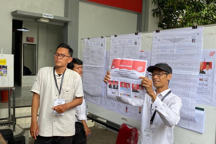 Petugas KPPS menghitung surat suara capres-cawapres di Panti Sosial Bina Laras Sentosa 3, Jakarta Barat, Rabu (14/2/2024). 