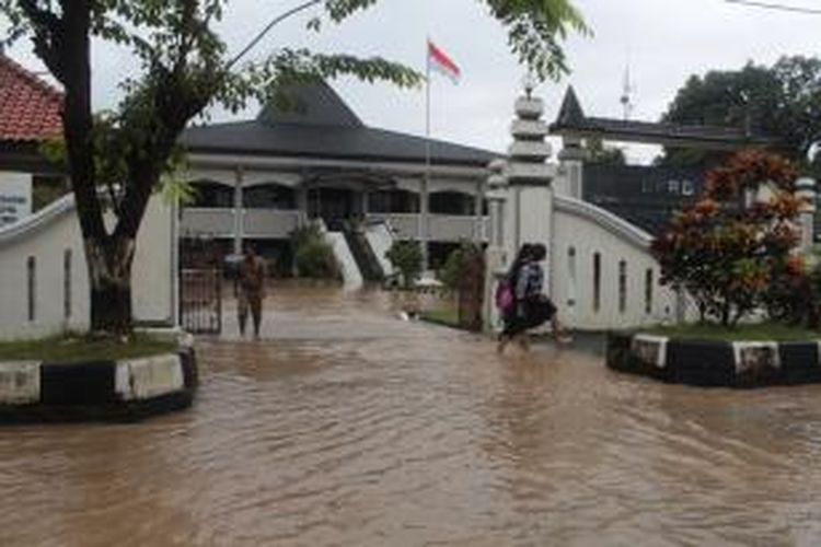 Kantor DPRD Kendal kebanjiran.