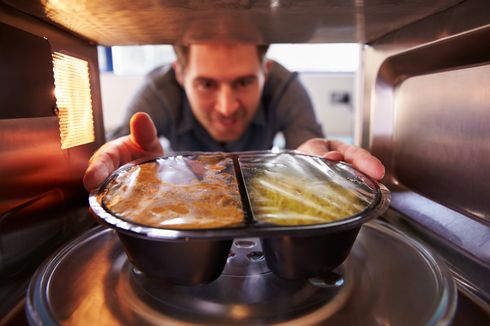 Seberapa Bahaya Memanaskan Makanan di Microwave dengan Wadah Plastik?