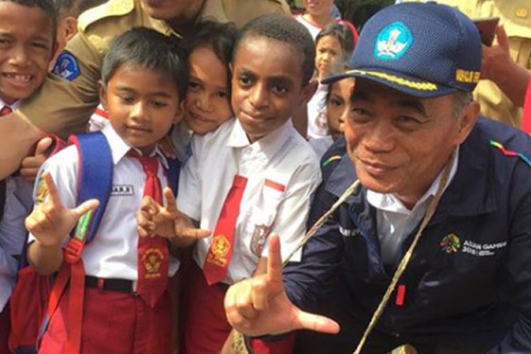 Mendikbud pantau hari pertama sekolah di Papua (16/7/2018).