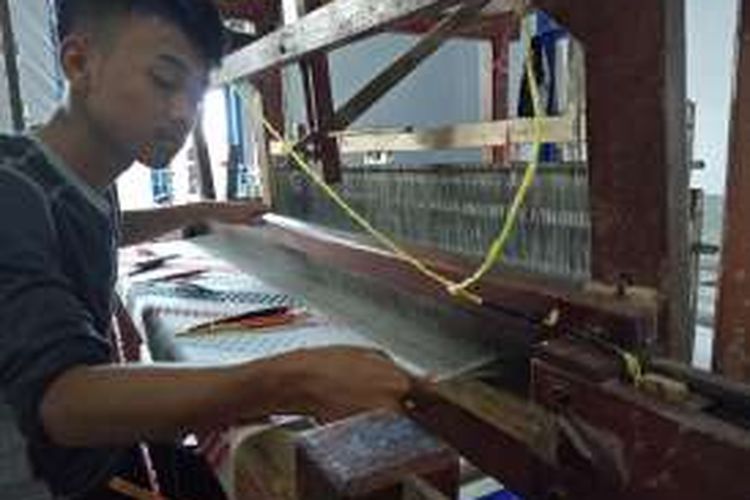 Salah satu perajin tengah membuat kain tenun ikat sutra di Kampung Panawuan, Desa Sukajaya, Kecamatan tarogong Kidul, Kabupaten Garut, Jawa Barat , Kamis (19/5/2016).
