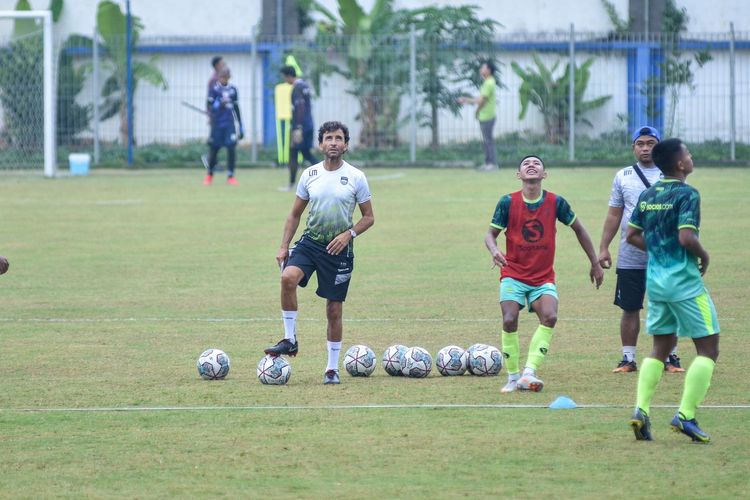 Luis Milla pelatih baru Persib langsung menggenjot pemain dengan latihan fisik pada sesi Kamis (1/9/2022) di Stadion Persib, Sidolig, Bandung.