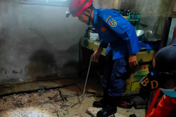 Petugas Damkar Dinas Satpol PP Tuban mengevakuasi belasan ular kobra dari rumah warga Karangagung, Kecamatan Palang, Kabupaten Tuban, Jawa Timur.