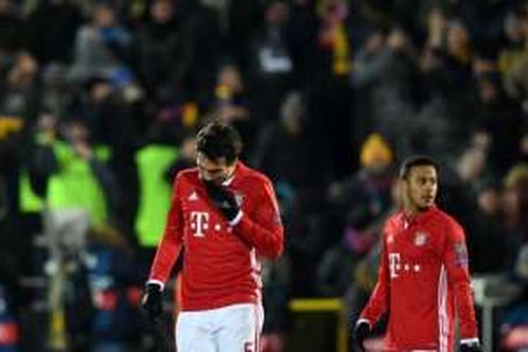 Pemain Bayern Muenchen, Mats Hummels (kiri) dan Thiago Alcantara, kecewa setelah kalah dari FC Rostov dalam laga Grup D Liga Champions di Stadion Olimp 2, Rabu (23/11/2016).