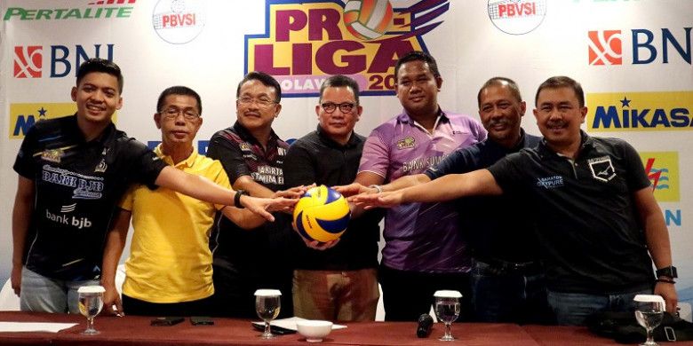 Dari kiri ke kanan, Adik Rega (Bjb), Alit SA (Popsivo), Widi Triyoso (Pertamina pi), Reginald Nelwan (Wkl. Direktur Proliga), Samaji (Bank SumselBabel), Sutrisno (pertamina pa), Hadi Sampurno (Samator) dalam konferensi pers final four Proliga 2018 di Malang, Rabu (28/3/2018).