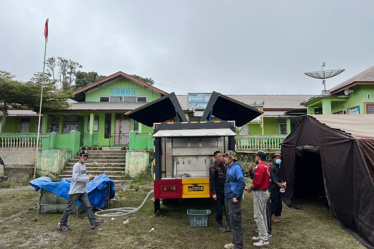 Polda Sumbar dirikan dapur umum di daerah  erupsi Gunung Marapi, Selasa (5/12/223)