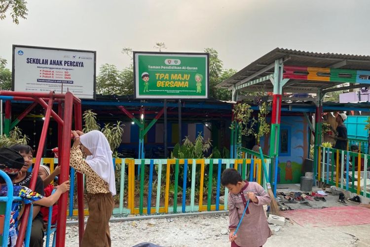 TPA Maju Bersama menjadi tempat anak-anak tidak mampu mengenyam pendidikan, Rabu (11/10/2023). Sekolan non formal ini berada di Kembangan, Jakarta Barat. 