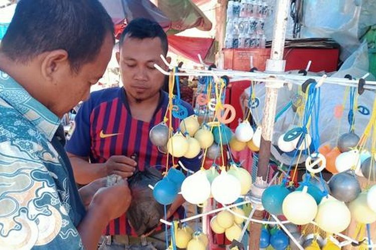 Penjualan Lato-lato yang laris manis di lapak pedagang Pasar Besar Kota Malang. 