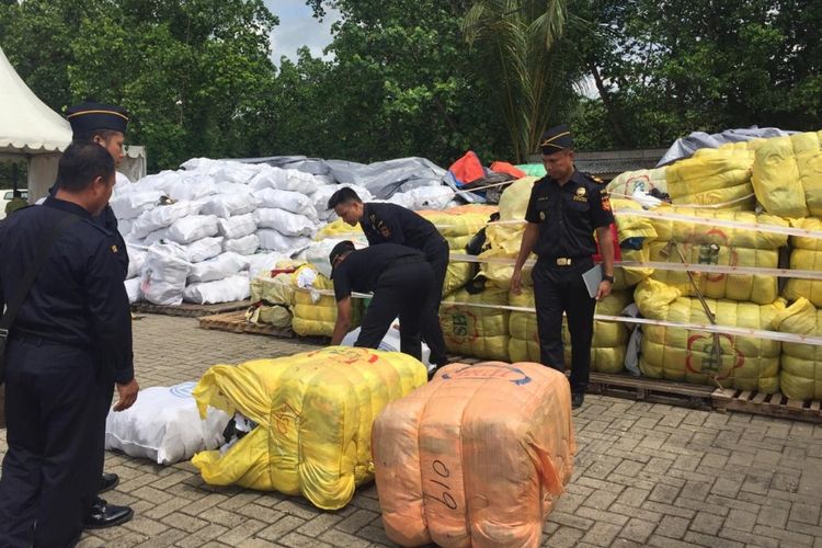 Petugas bea cukai ratusan barang barang bekas ilegal hasil sitaan 