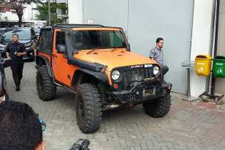 Jeep milik Bupati Subang Ojang Sohandi disita Komisi Pemberantasan Korupsi di Gedung KPK, Jakarta, Kamis (28/4/2016).