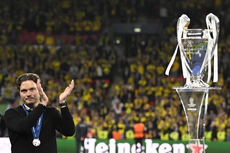 Pelatih kepala Borussia Dortmund Edin Terzic bertepuk tangan dengan medali peraknya di samping trofi pada upacara di akhir pertandingan final Liga Champions UEFA antara Borussia Dortmund vs Real Madrid di Stadion Wembley, di London, pada 1 Juni 2024.