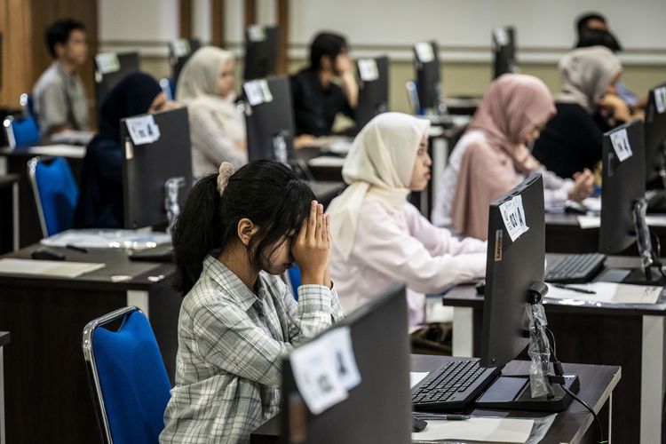 Sejumlah peserta mengikuti Ujian Tulis Berbasis Komputer Seleksi Nasional Berdasarkan Tes (UTBK-SNBT) 2026 di Universitas Diponegoro (UNDIP), Tembalang, Semarang, Jawa Tengah, Rabu (22/4/2026). Sebanyak 23.933 peserta tercatat mengikuti UTBK-SNBT 2026 di UNDIP yang digelar pada 21-29 April 2026. 