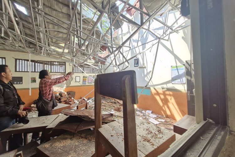 Kelas Rusak Tertimpa Pohon Tumbang, Siswa SDN Sendangmulyo 03 Semarang Belajar Bergantian