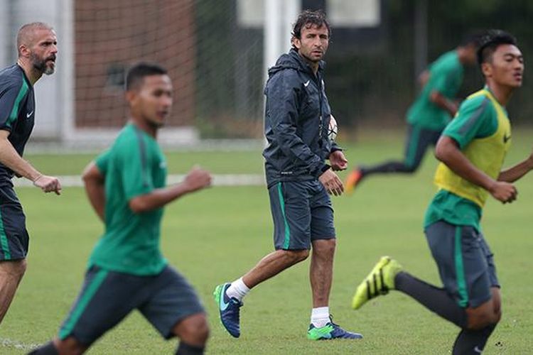 Pelatih Timnas Indonesia U-22 Luis Milla saat melakukan seleksi pemain di Lapangan Sekolah Pelita Harapan, Tangerang, Banten, Rabu (22/2/2017). Sebanyak 25 pemain mengikuti seleksi pertama Timnas U-22 proyeksi SEA Games 2017.