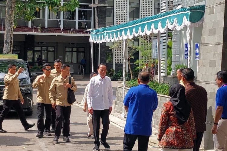 Presiden ke-7 Republik Indonesia, Joko Widodo saat tiba di acara reuni di Fakultas Kehutanan UGM.