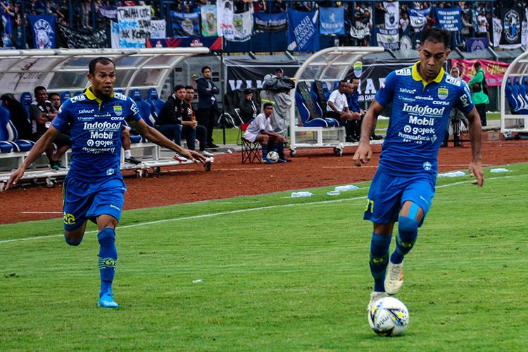 Gelandang Persib Bandung, Omid Nazari (kanan), menggiring bola untuk merangsek ke kotak penalti PSM Makassar, di Stadion SI Jalak Harupat, Minggu (22/12/2019).  