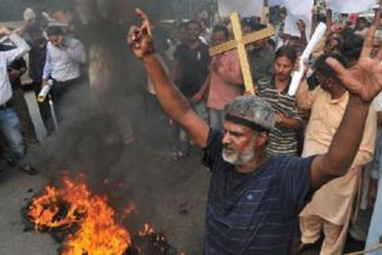 Umat Kristen Pakistan di Lahore melakukan asksi protes terkait dua serangan bom diri terhadap sebuah gereja di Peshawar pada hari Minggu (22/9/2013)
