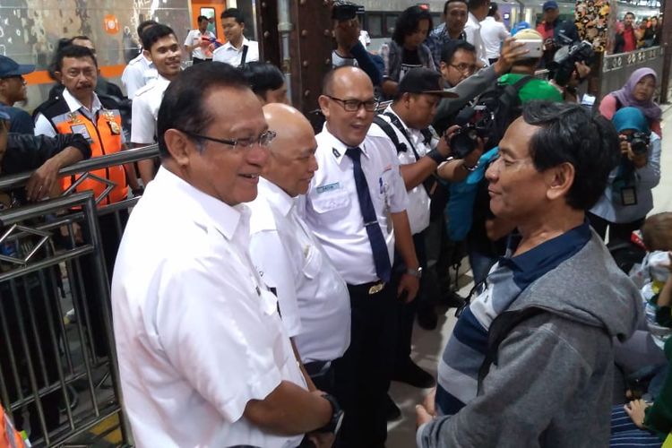 Direktur Utama PT KAI Edi Sukmoro melakukan inspeksi di Stasiun Purwokerto, Jawa Tengah, Selasa (23/4/2019) sore.