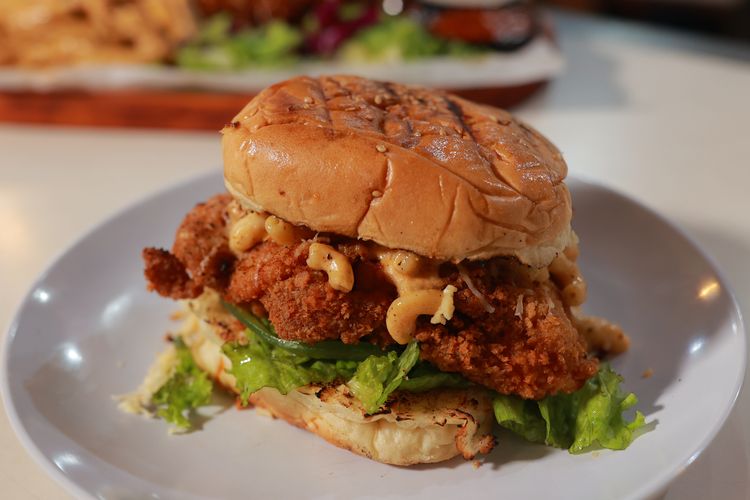 Burger di gerai Gillnet Grill, Jakarta Selatan, Selasa (11/6/2024).