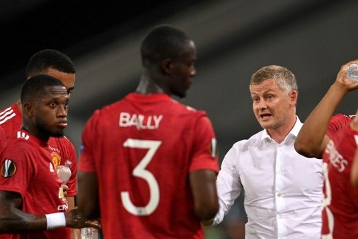 Pelatih Manchester United, Ole Gunnar Solskjaer, memberikan wejangan kepada para pemainnya dalam laga kontra Copenhagen pada perempat final Liga Europa 2019-2020.